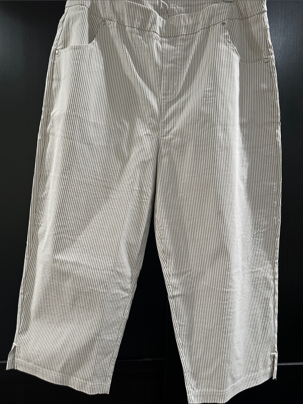 HUE Women's Taupe and White Striped Capri pants